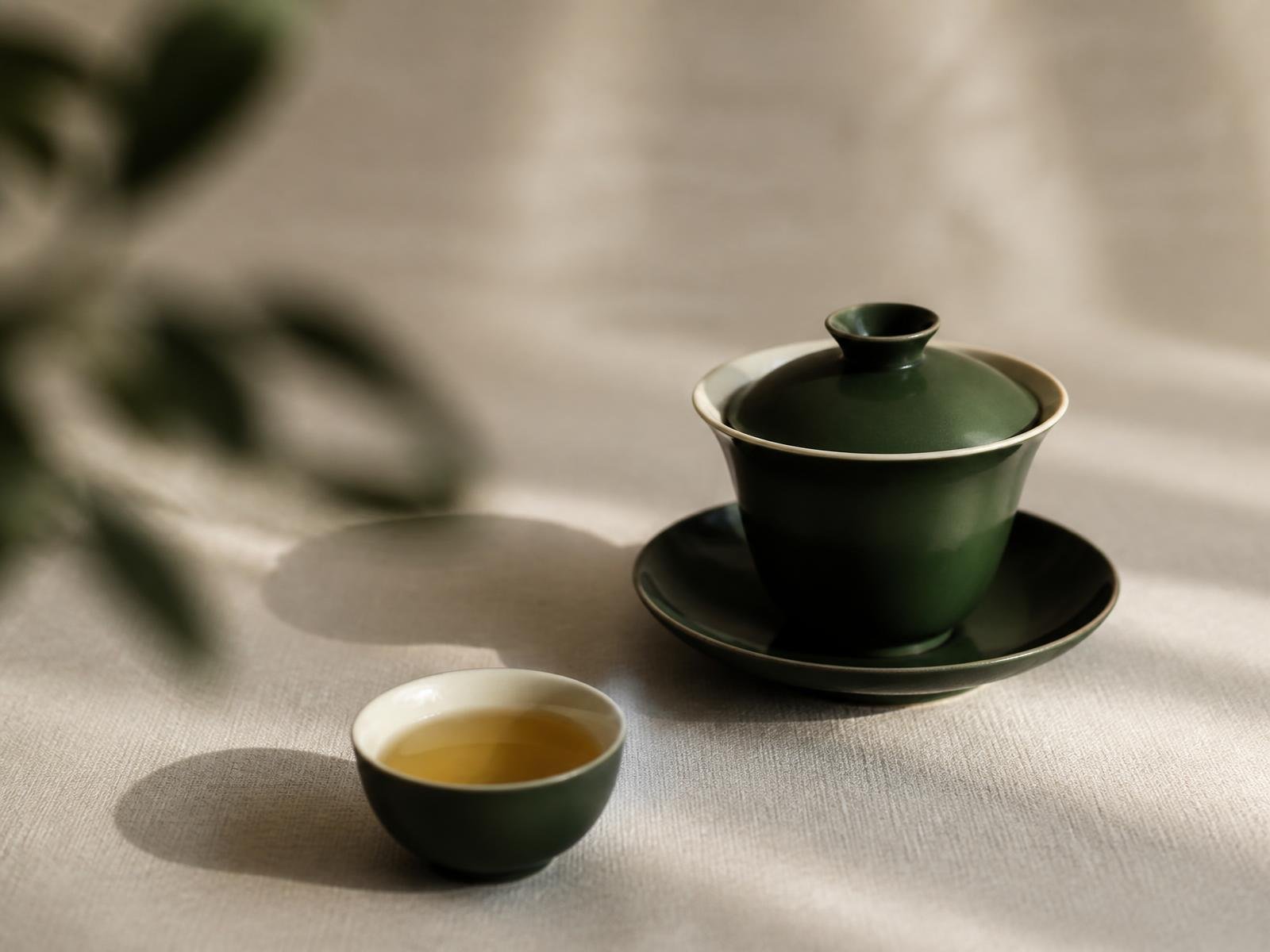 Gaiwan de cerámica verde con té chino de especialidad recién infusionado