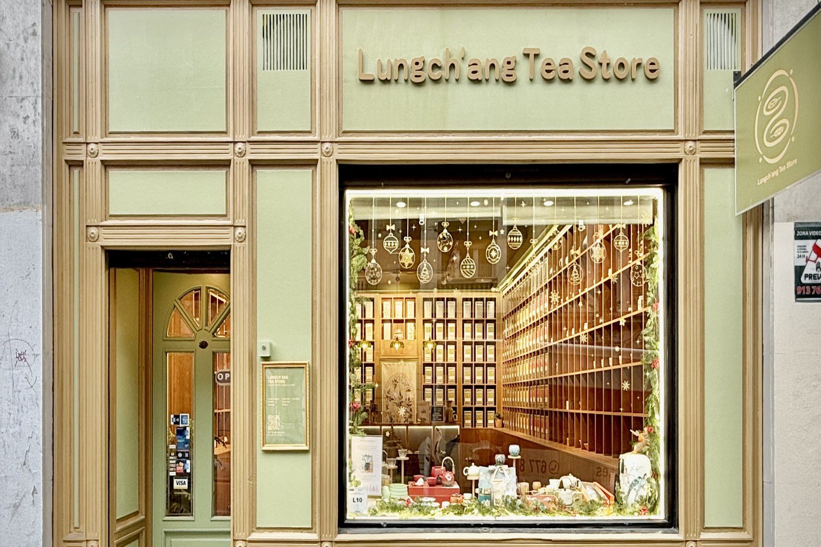 Interior de la tienda de té Lungch'ang en Chamberí, Madrid